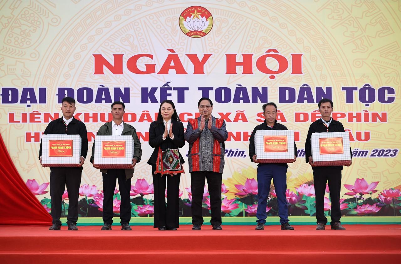 Thủ tướng nắm tay, nhảy cùng đồng bào dân tộc trong ngày hội Đại đoàn kết - 11