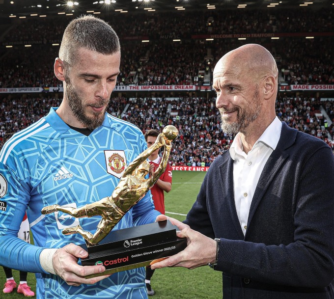 De Gea nhận giải Thủ môn hay nhất Ngoại hạng Anh mùa 2022-2023 từ HLV Ten Hag. Ảnh: AFP