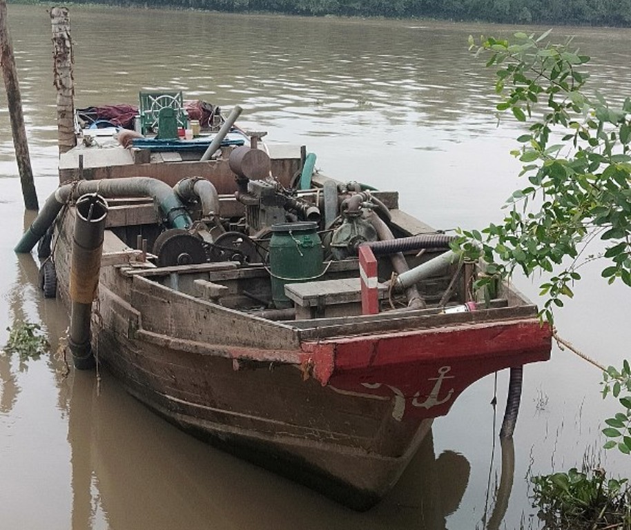 Sự kiện - Trao Huy hiệu “Tuổi trẻ dũng cảm” cho đại úy gặp nạn khi bắt cát tặc (Hình 3).