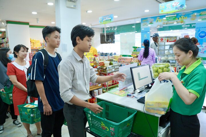 Khách hàng đến Co.op Food mua sắm ngày đầu chương trình.