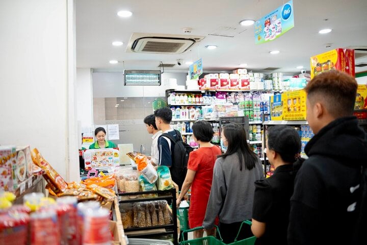 Khách hàng mua sắm tại Co.op Food Nguyễn Thái Học, quận 1.