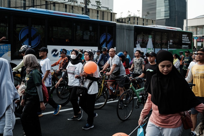 Người dân đi bộ trên tuyến phố dọc làn đường BRT trong giờ cấm ôtô từ 6 đến 10h ngày chủ nhật hàng tuần, ở Jakarta ngày 6/8. Ảnh: AFP