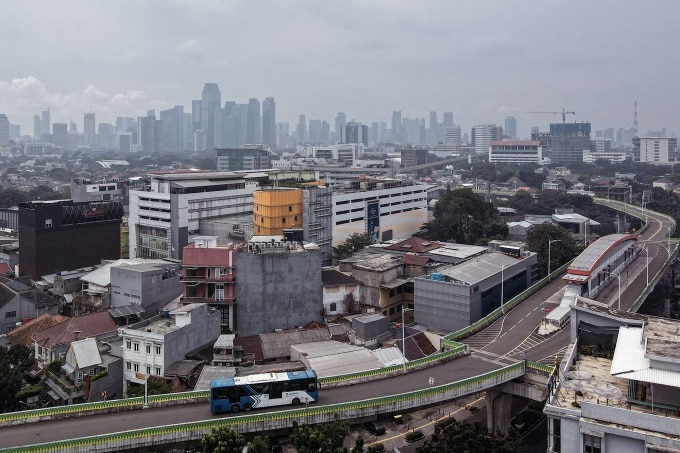 Xe buýt của TransJakarta di chuyển trên tuyến đường riêng ở Jakarta ngày 21/5/2022. Ảnh: AFP