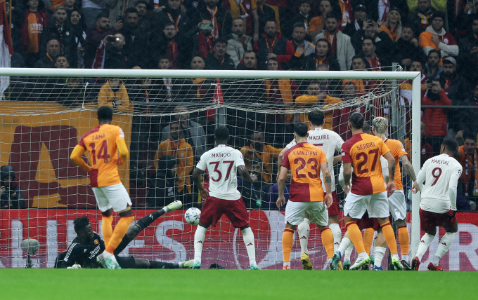 Onana trong tình huống nhận bàn thua thứ hai ở trận Man Utd hòa chủ nhà Galatasaray ngày 39/11. Ảnh: Reuters