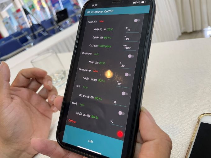 Theo dõi và thiết lập các chỉ số môi trường trại nấm trên điện thoại. Ảnh: Hà An