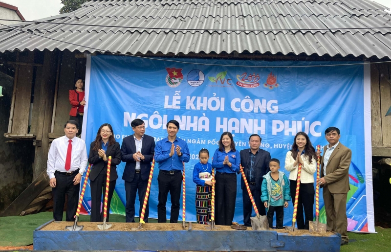 Các đại biểu khởi công “Ngôi nhà hạnh phúc” cho em Lò Thị Trang, bản Ngàm Pốc, xã Yên Thắng