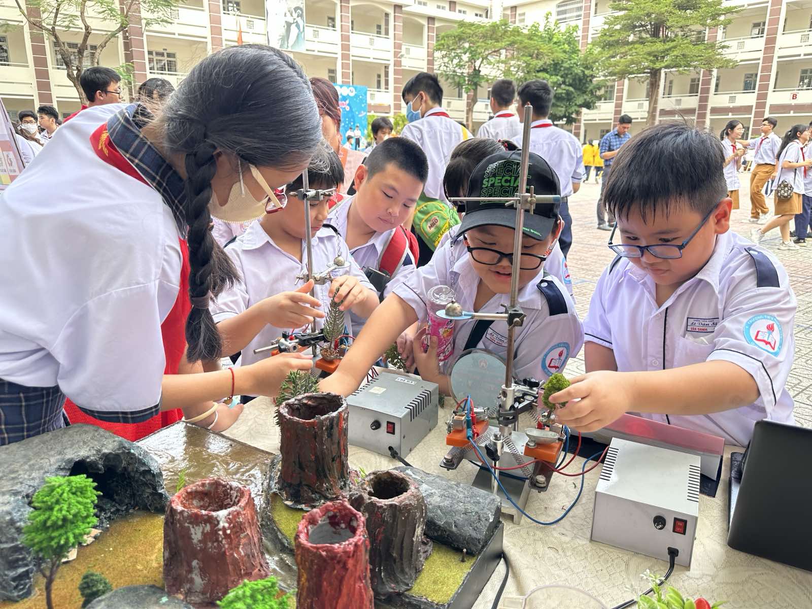 Học sinh hào hứng trải nghiệm nghiên cứu khoa học từ thực tiễn - Ảnh 4.