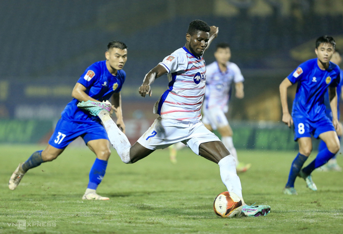 Olaha lập hat-trick nhưng SLNA chỉ có được một điểm khi tiếp đón Quảng Nam tại vòng 4 V-League 2023-2024. Ảnh: Lâm Thoả