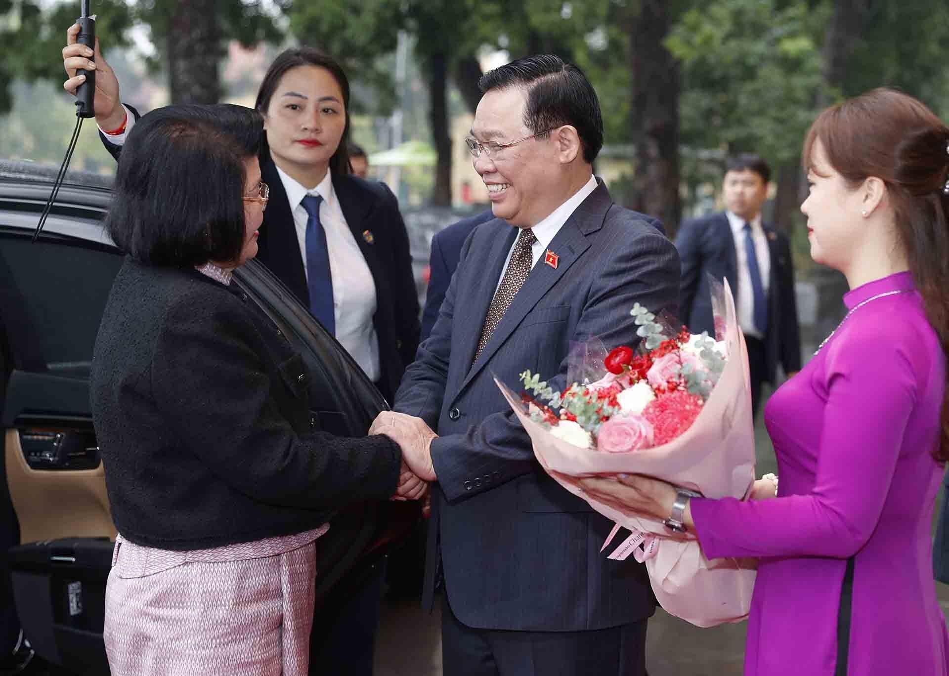 Chủ tịch Quốc hội Vương Đình Huệ đón Chủ tịch Quốc hội Campuchia Samdech Khuon Sudary. (Nguồn: TTXVN)