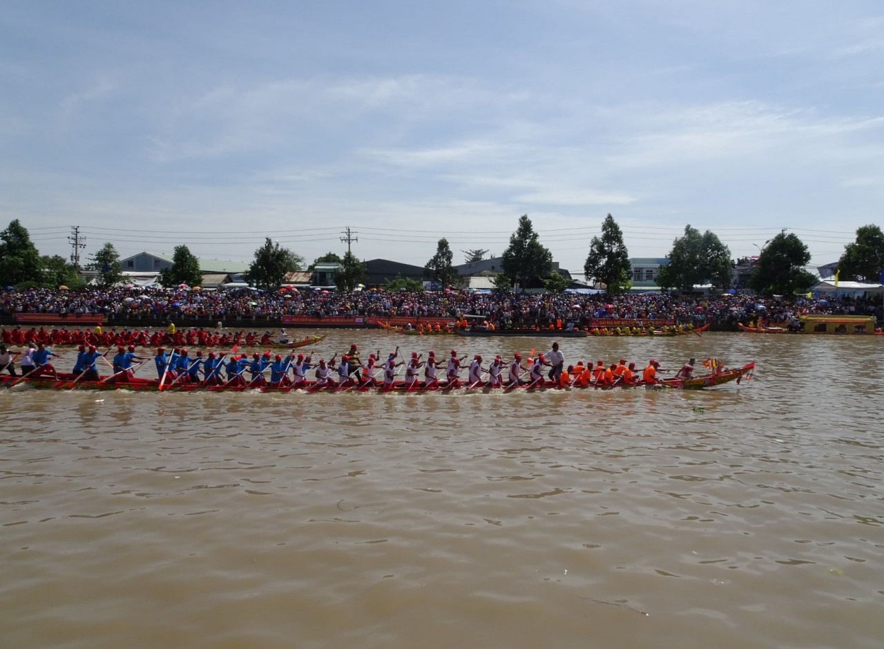 Từng cặp ghe đua với trăm đôi tay chèo lực lưỡng cuồn cuộn cơ bắp căng vồng cúi rạp người vung chèo đều tăm tắp theo nhịp thổi tu huýt, phiêng la đẩy chiếc ghe ngo vút mũi tranh nhau về đích trước tạo nên những màn đua kịch tính, hấp dẫn. (Ảnh: Phương Ngh