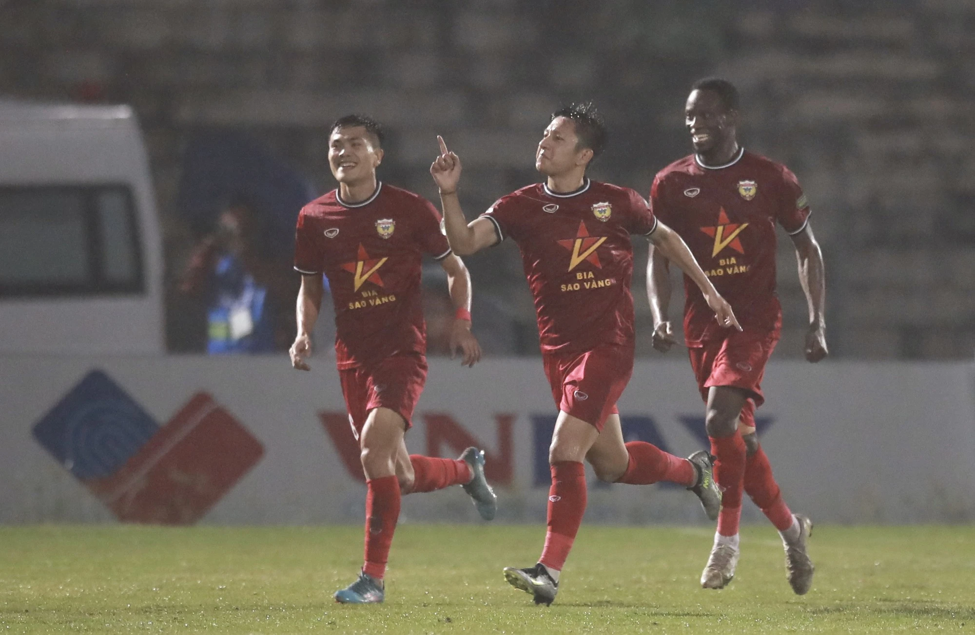 Văn Toàn lần đầu 'nổ súng', CLB Nam Định tiếp tục giữ đỉnh V-League - Ảnh 2.