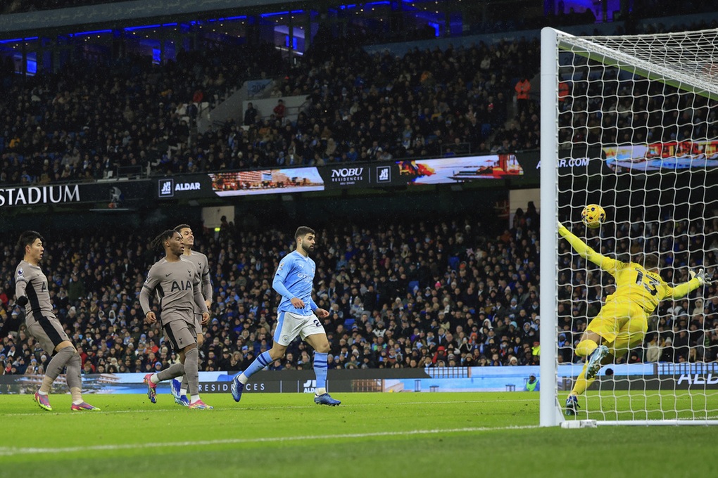 Sút tung lưới Man City, Son Heung Min đi vào lịch sử Premier League - 2