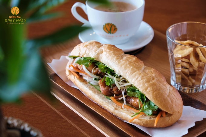 Món bánh mì heo nướng bán chạy nhất tại Bánh Mì Xin Chào. Ảnh: Facebook/Bánh Mì Xin Chào