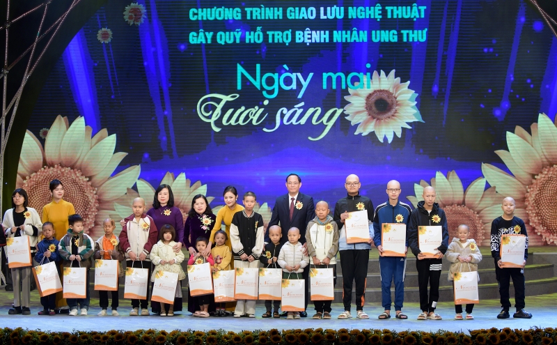 Phó Chủ tịch Quốc hội, Thượng tướng Trần Quang Phương cùng Bộ trưởng Bộ Y tế Đào Hồng Lan, đại diện Quỹ Ngày mai tươi sáng đã trao những phần quà động viên các bệnh nhi đang điều trị tại Khoa Nhi – Bệnh viện K.