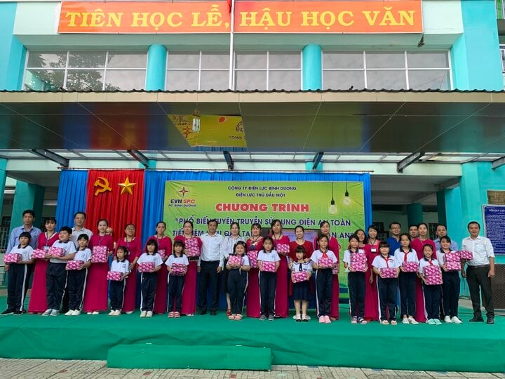 Điện lực Thủ Dầu Một (Bình Dương) tặng quà các em học sinh tham gia sinh hoạt ngoại khóa Tiết kiệm điện trường học. (Ảnh: EVNSPC)