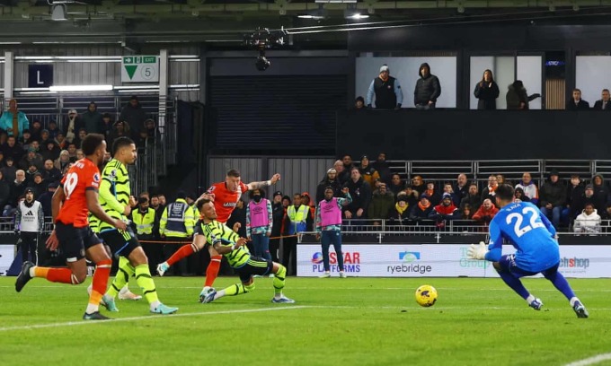 Raya đổ người chậm trong tình huống để Barkley ghi bàn nâng tỷ số lên 3-2 cho Luton. Ảnh: Reuters