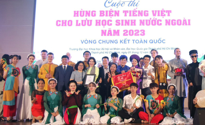 Thành viên tham gia đội thi của trường Đại học Khoa học Xã hội và Nhân Văn, Đại học Quốc gia Hà Nội, gồm các hệ đào tạo, đến từ 8 quốc gia khác nhau. Ảnh: USSH