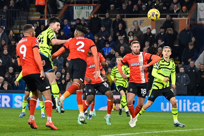 Declan Rice (trái đánh đầu, ấn định thắng lợi 4-3 cho Arsenal trước Luton Town trên sân Kenilworth Road ở vòng 15 Ngoại hạng Anh ngày 5/12. Ảnh: AFP