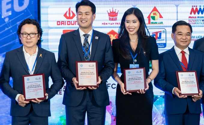 CEO Tiên Nguyễn cùng ông Phillip Nguyễn (thứ hai, ba từ phải sang) dự Lễ tôn vinh Sản phẩm, Dịch vụ tiêu biểu TP HCM, ngày 12/10. Ảnh: DAFC