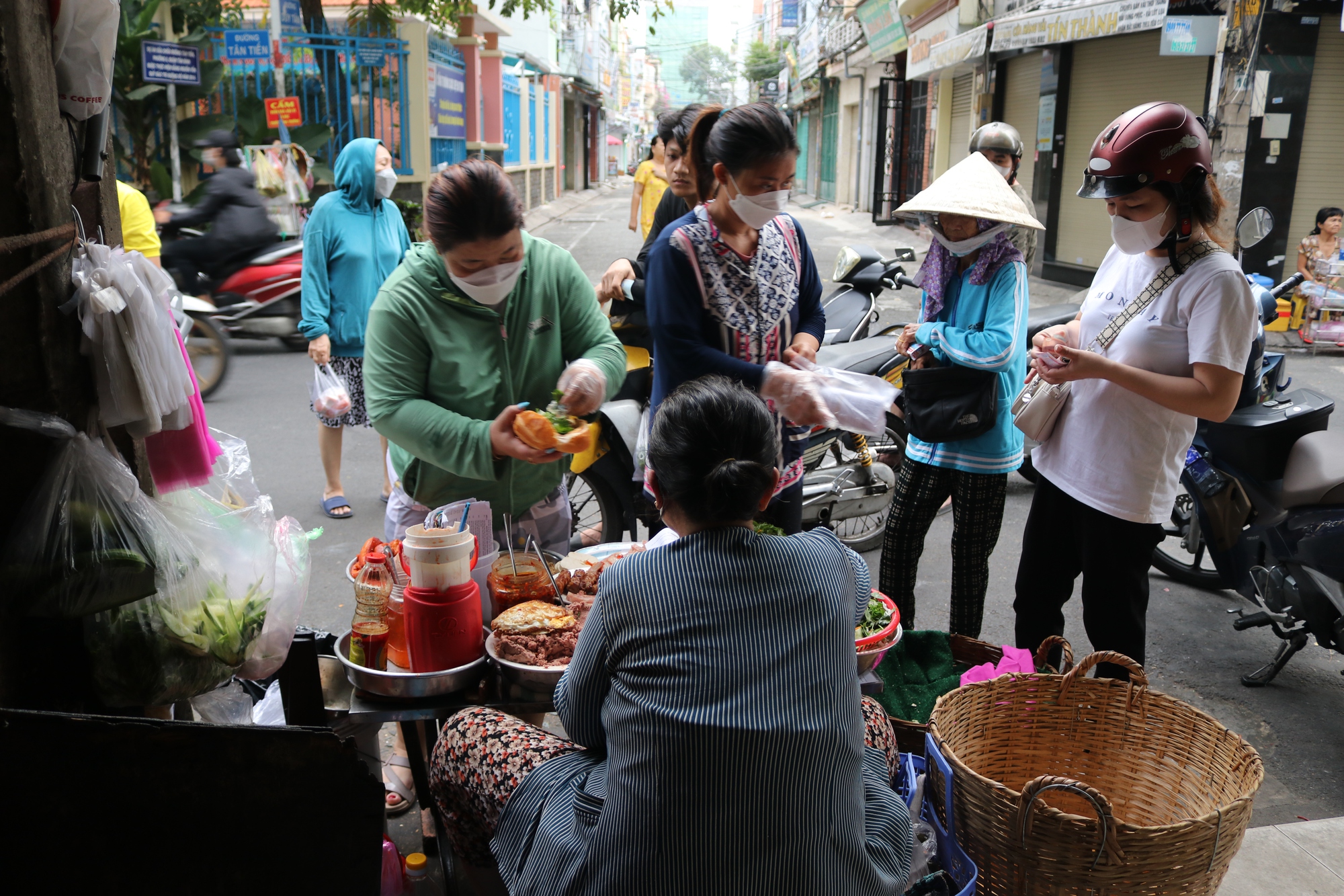 Bánh mì 10.000 đồng 32 năm ở TP.HCM: 'Ai khổ cho luôn' - Ảnh 2.