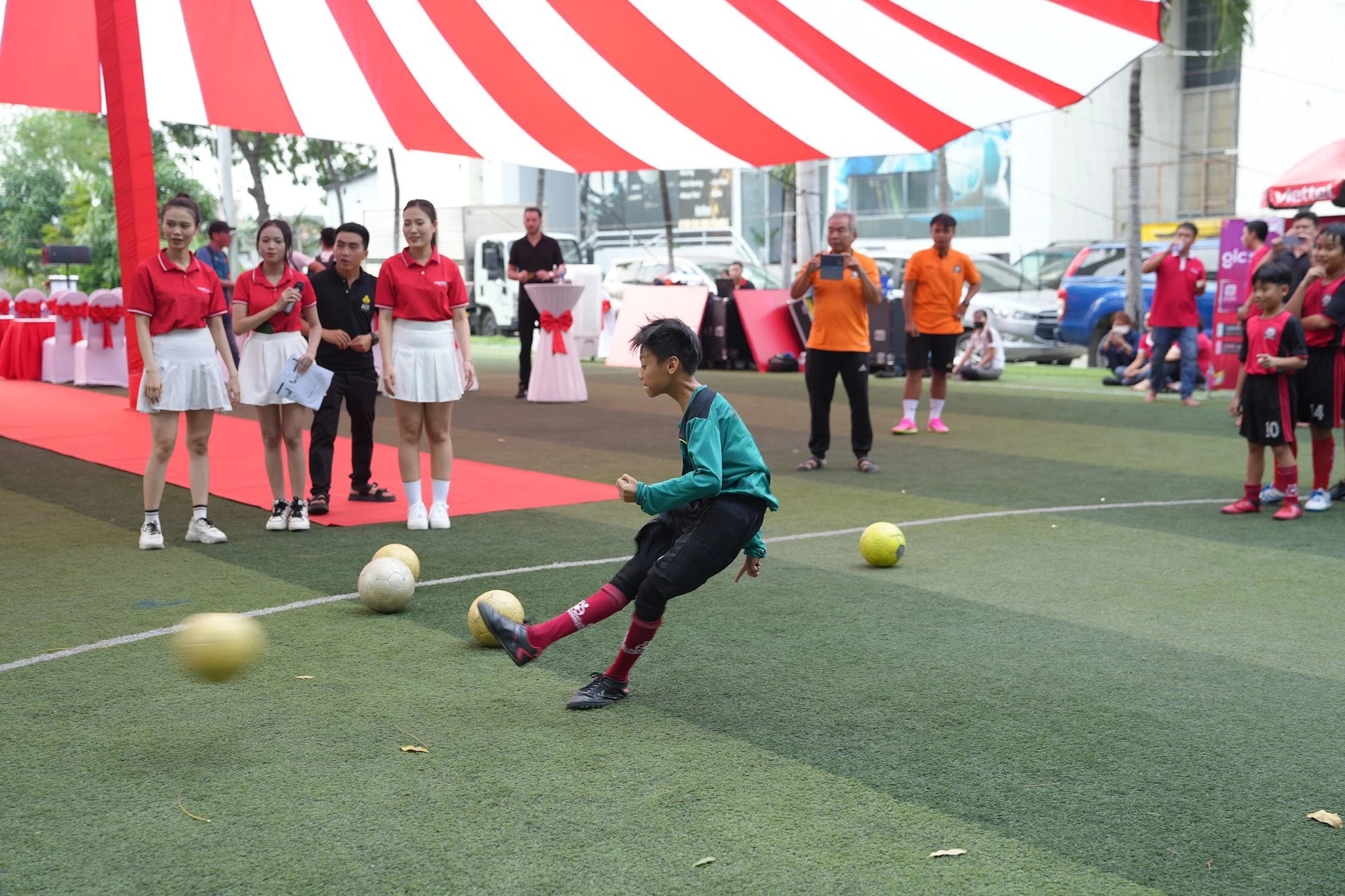 'Hot boy' tuyển Việt Nam bị vây kín trong ngày EURO 2024 được đón nhận ở TP.HCM - Ảnh 4.