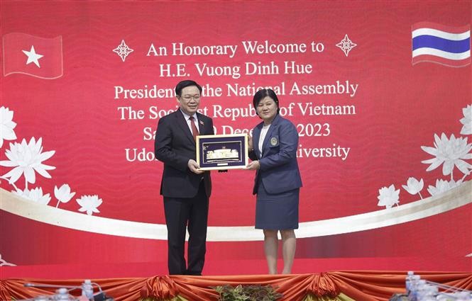 Chủ tịch Quốc hội Vương Đình Huệ thăm Đại học Hoàng gia Rajabhat Udon Thani