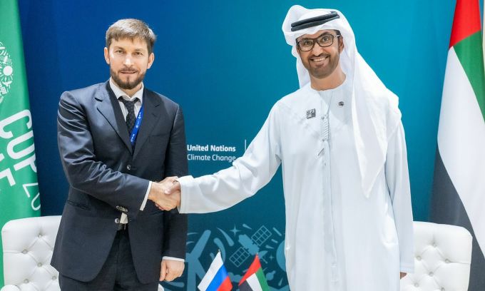 Đặc phái viên Nga Ruslan Edelgeriyev gặp tiến sĩ Sultan Al Jaber, Chủ tịch COP28 tại Các tiểu vương quốc Arab Thống nhất (UAE) ngày 3/12. Ảnh: COP28 UAE