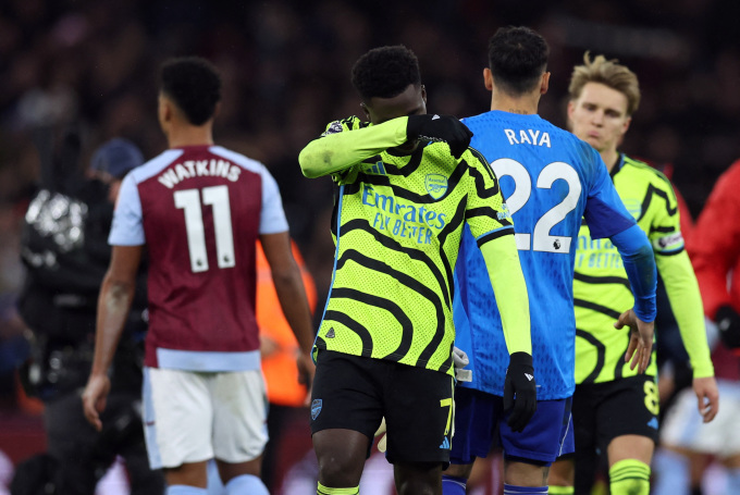 Bukayo Saka thất vọng sau khi tan trận Arsenal thua Aston Villa 0-1 trên sân Villa Park ở vòng 16 Ngoại hạng Anh ngày 9/12. Ảnh: Reuters