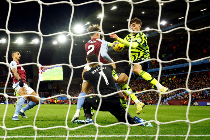 Kai Havertz để bóng chạm tay dẫn đến không được công nhận bàn trong trận Aston Villa thắng Arsenal 1-0 ở vòng 15 Ngoại hạng Anh trên sân Villa Park ngày 9/12. Ảnh: Reuters