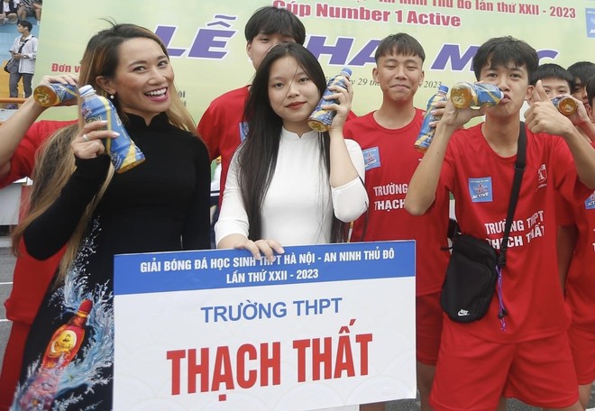 &quot;Bông hồng thép&quot; Vũ Phương Thanh (Thanh Vũ) - Đại sứ thương hiệu Number 1 Active của Tân Hiệp Phát trong ngày khai mạc Giải bóng đá học sinh THPT Hà Nội - An ninh Thủ đô lần thứ 22 Cúp Number 1 Active!