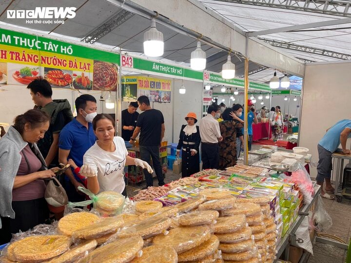 Hơn 200 gian hàng tham gia triểm lãm thu hút sự quan tâm của đông đảo khách hàng.