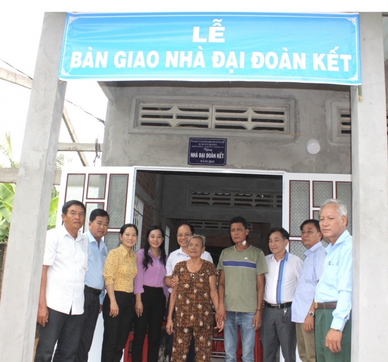 Các đại biểu tham dự lễ bàn giao nhà đại đoàn kết chung vui với hộ bà Trần Thị Đường.