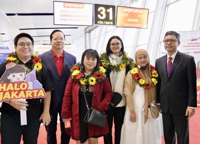 Những hành khách trên chuyến bay khai trương Hà Nội - Jakarta chụp ảnh lưu niệm cùng ông Denny Abdi - Đại sứ Indonesia tại Việt Nam (bìa phải) và ông Chu Việt Cường - thành viên HĐQT Vietjet (thứ hai từ trái sang). Ảnh: Đăng Nguyễn