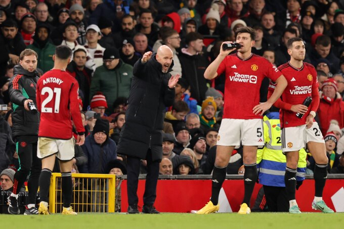 HLV Erik ten Hag chỉ đạo Harry Maguire trong trận Man Utd thắng Chelsea 2-1 ở vòng 15 Ngoại hạng Anh trên sân Old Trafford ngày 6/12. Ảnh: Reuters