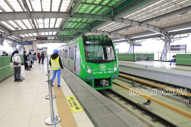 Passengers waiting to board a train on the Cat Linh - Ha Dong metro line. (Photo: Trung Hieu)