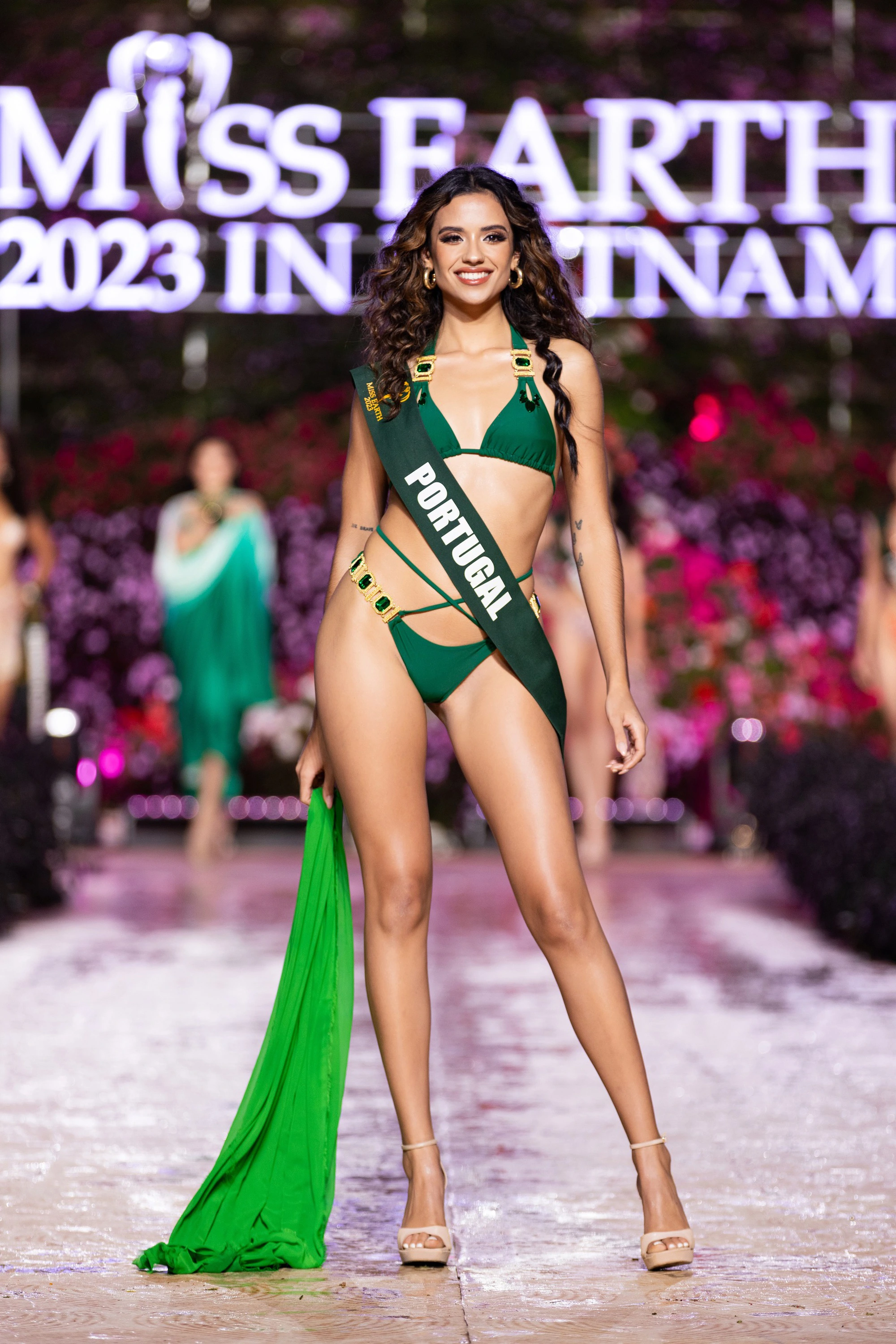 Dàn người đẹp Miss Earth 2023 khoe dáng nóng bỏng với bikini dưới trời lạnh 15 độ - Ảnh 9.