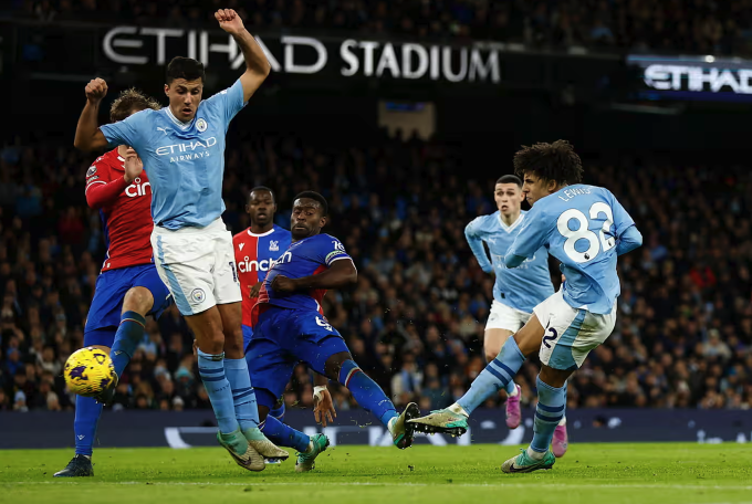 Rico Lewis vô-lê cận thành khi nâng tỷ số lên 2-0 cho Man City. Ảnh: Reuters