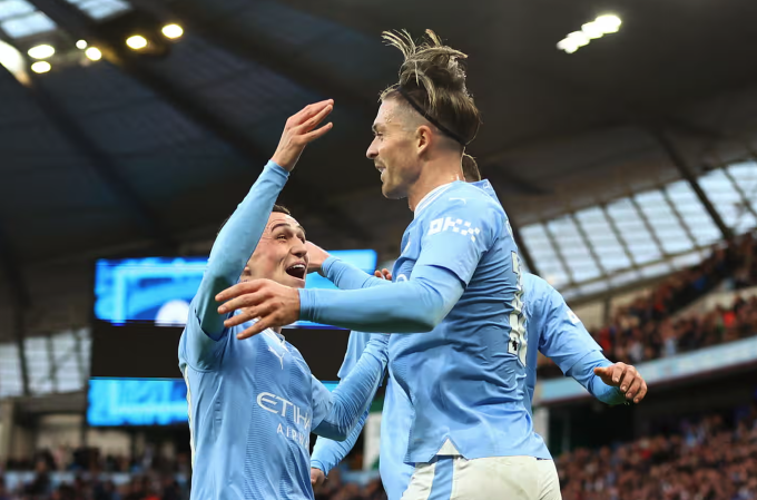 Jack Grealish chia vui với đồng đội sau khi mở tỷ số cho Man City. Ảnh: Reuters