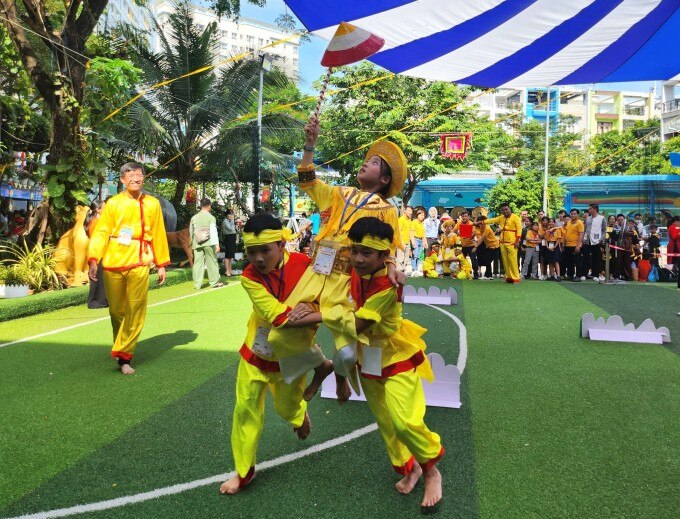 Học sinh đua rước kiệu, mô phỏng kiệu voi của Bà Trưng, Bà Triệu. Ảnh: Lệ Nguyễn