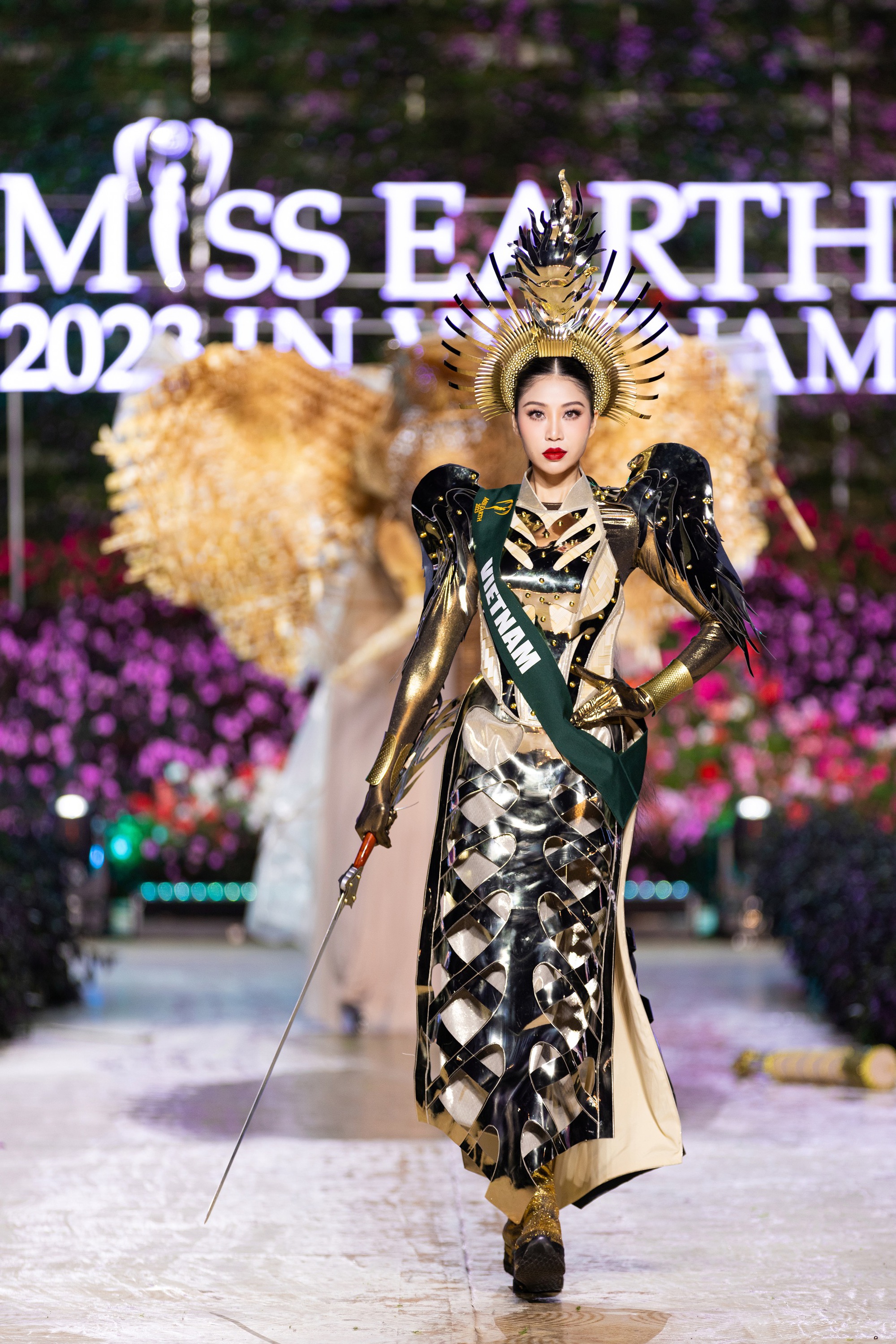 Hoa hậu Lan Anh mang trang phục “Nữ Vương” làm từ tre, nứa đến Miss Earth 2023 - Ảnh 3.