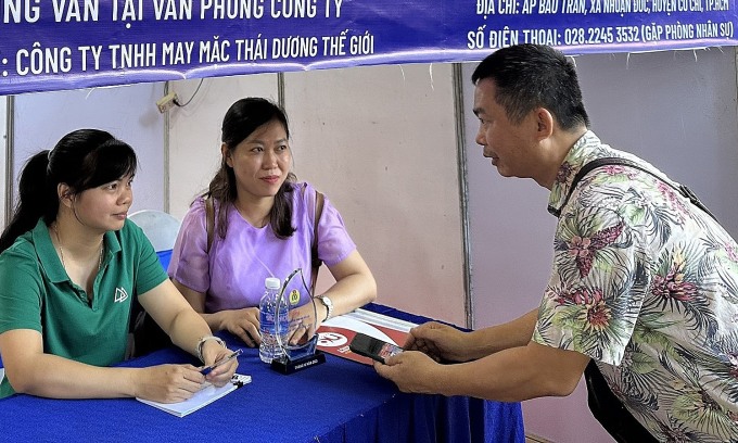 Quầy tuyển dụng của Công ty TNHH May mặc Thái Dương Thế Giới, sáng 17/12. Ảnh: Lê Tuyết