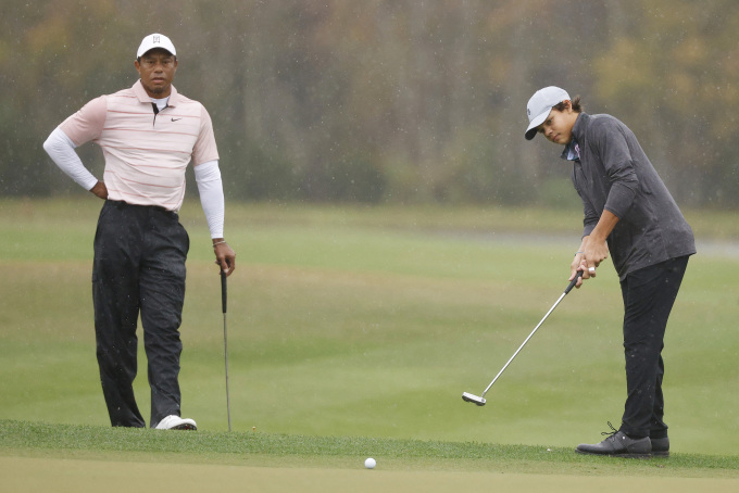 Charlie Woods gạt bóng trước sự chứng kiến của cha - Tiger Woods - trên hố 14 vòng đầu PNC Championship trên sân The Ritz-Carlton, Orlando, Mỹ ngày 16/12. Ảnh: AFP