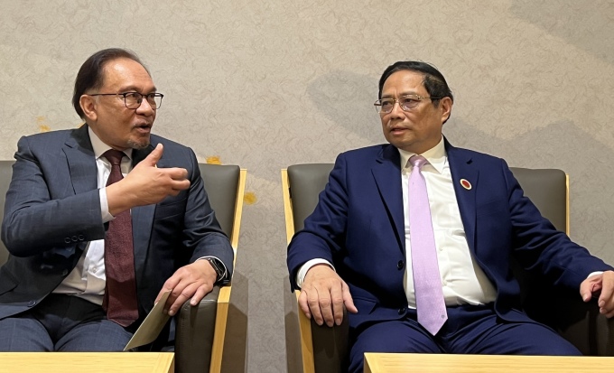 Thủ tướng Phạm Minh Chính trao đổi với Thủ tướng Malaysia Anwar Ibrahim, ngày 17/12, tại Tokyo, Nhật Bản. Ảnh: Bộ Ngoại giao