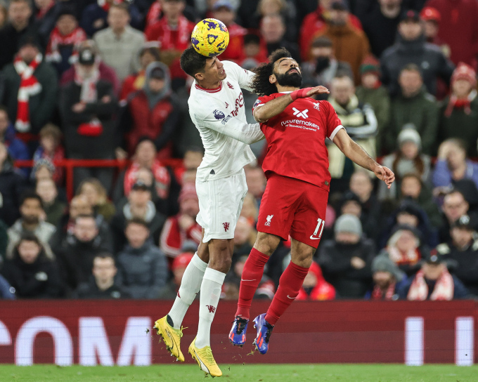 Trung vệ Man Utd Raphael Varane tranh chấp bóng bổng với tiền đạo Liverpool Mohamed Salah trong trận hòa 0-0 trên sân Anfield, Liverpool ở vòng 17 Ngoại hạng Anh ngày 17/12. Ảnh: Reuters