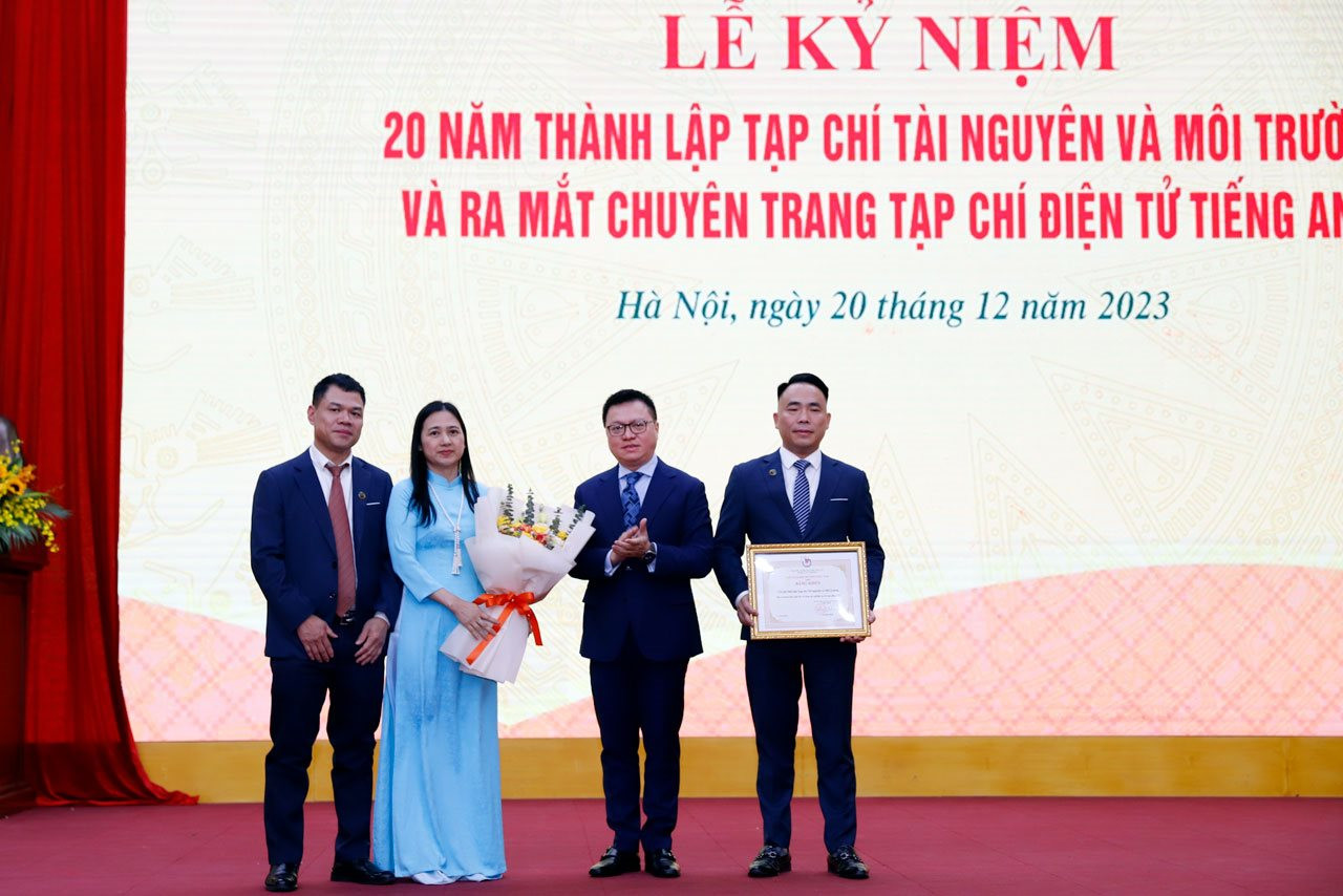 small_tbt-le-quoc-minh-trao-bang-khen.jpg