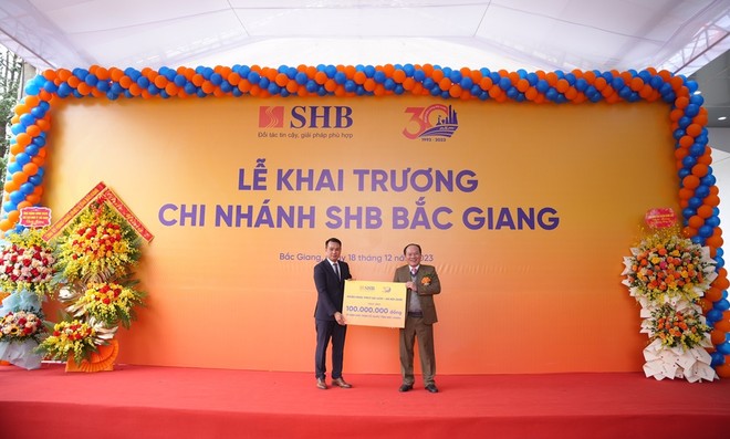 Giám đóc SHB Chi nhánh Bắc Giang trao tặng tiền cho Mặt trận Tổ quốc tỉnh.