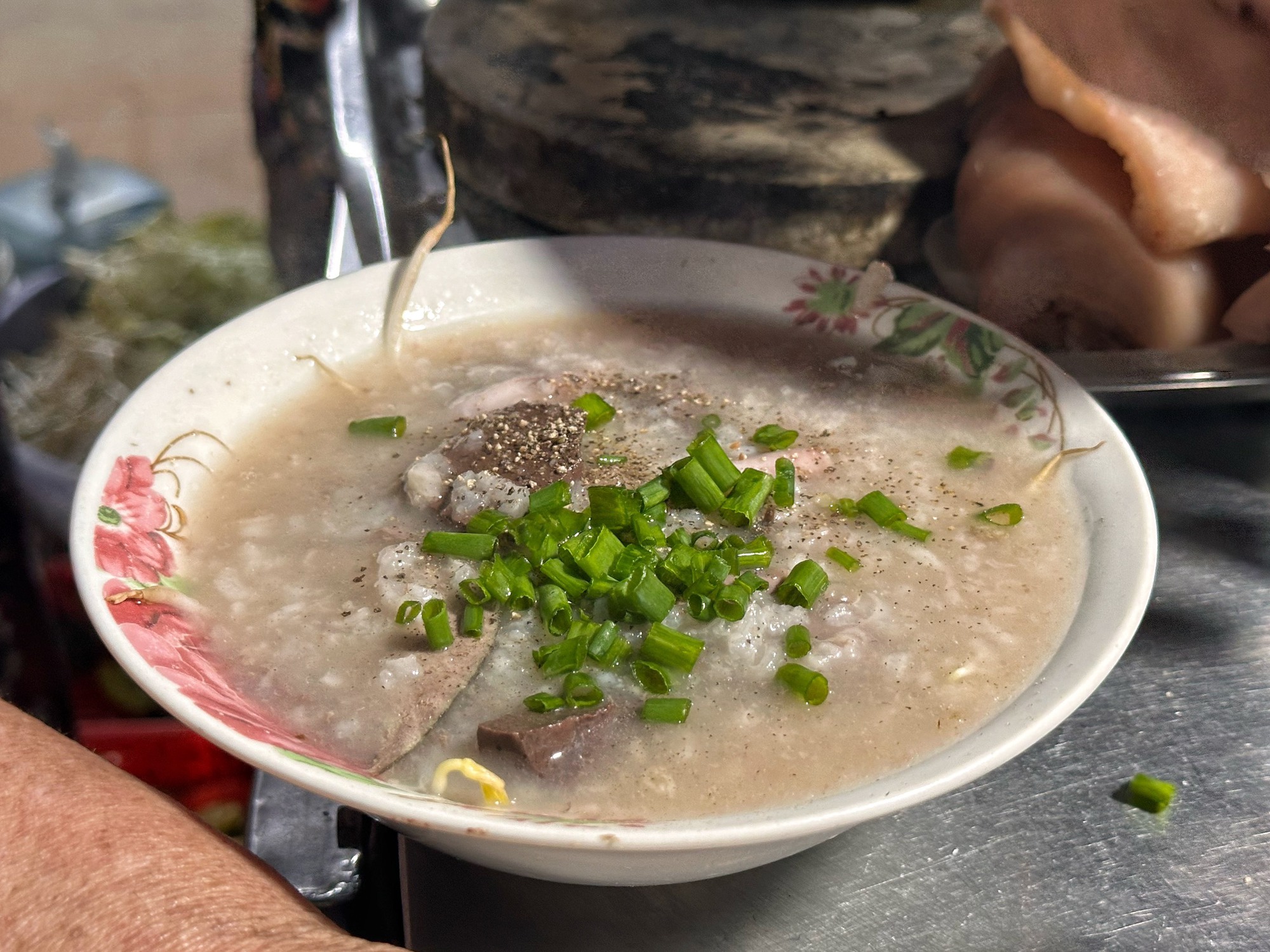 Cháo đêm kỳ lạ ngay trung tâm TP.HCM: Bà chủ… 'siêu nhân' một mình bán đến 4 giờ sáng- Ảnh 2.