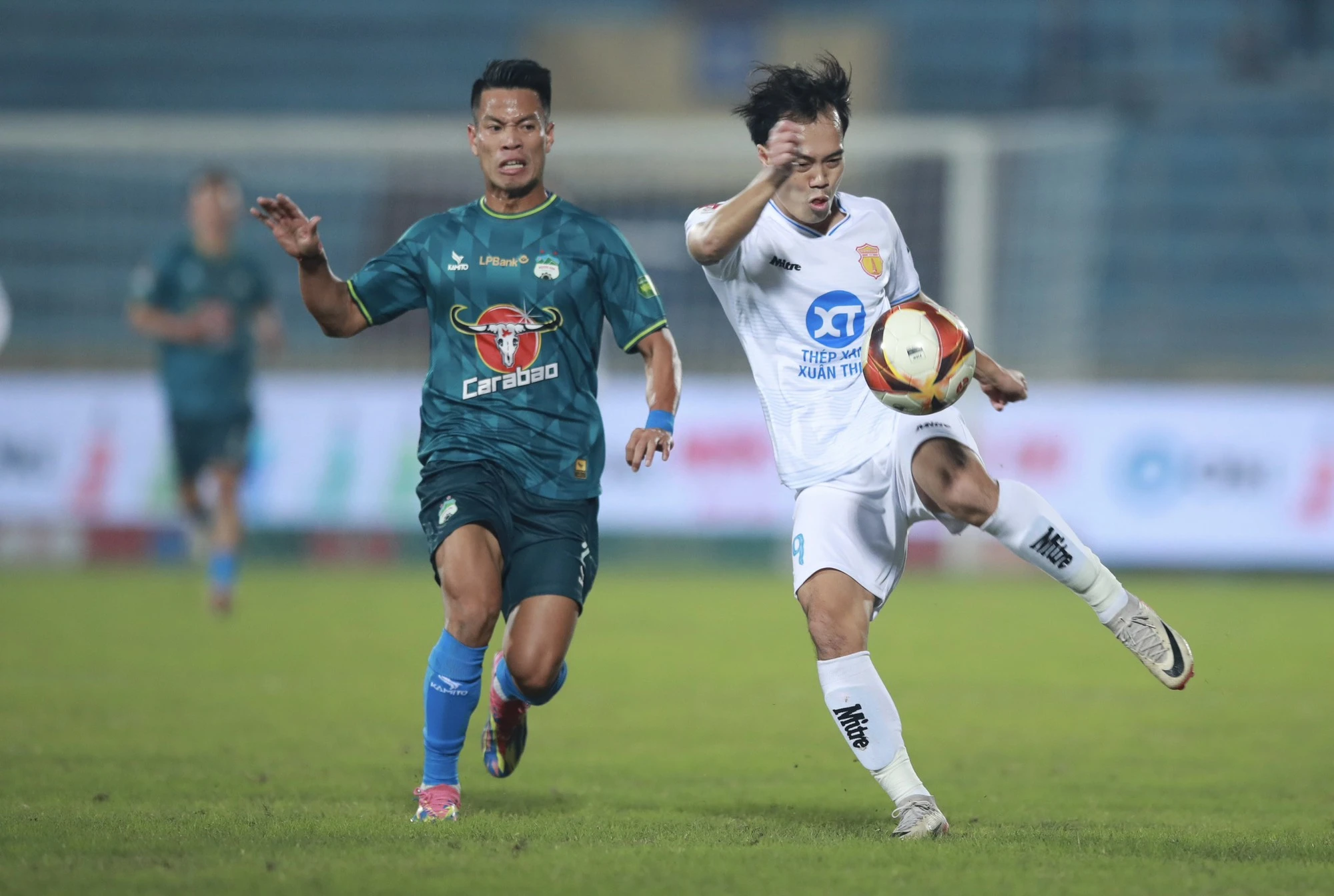 Vòng 8 V-League: VAR xuất hiện ở 2 trận 'nóng' nhất, quyết định ngôi đầu- Ảnh 2.