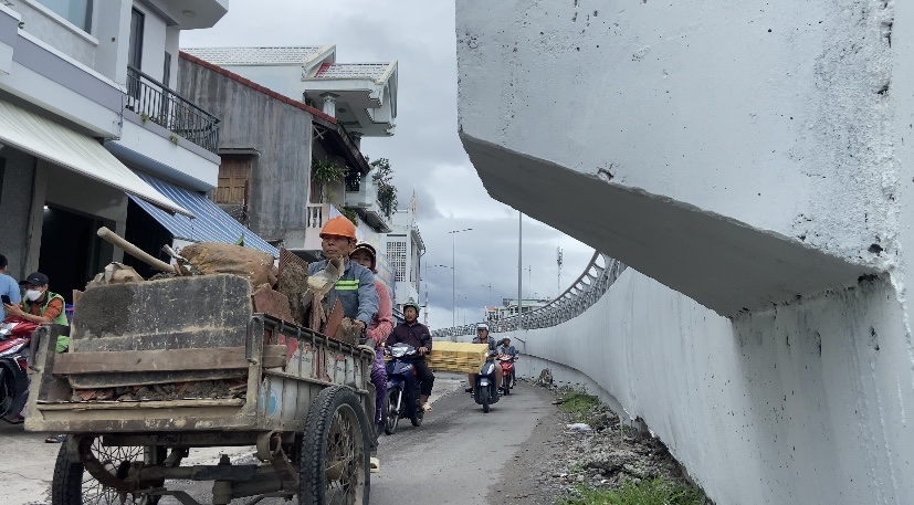 Nha Trang: Giật mình với mố trụ đèn nút giao Ngọc Hội nhô ra đường- Ảnh 3.