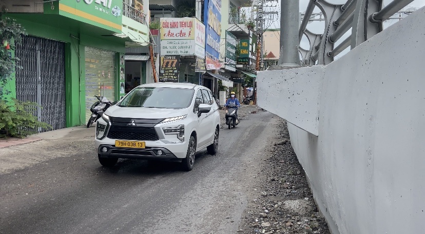 Nha Trang: Giật mình với mố trụ đèn nút giao Ngọc Hội nhô ra đường- Ảnh 2.